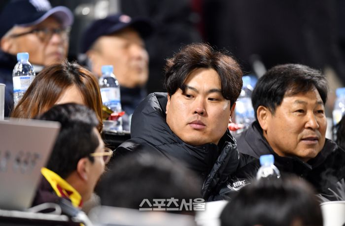 메이저리거 류현진이 지난해 11월 13일 잠실구장에서 열린 2023 KBO리그 LG트윈스와 KT위즈의 한국시리즈 5차전을 찾아 아내, 이만수 전SK감독과 관전하고 있다. 잠실 | 강영조기자 kanjo@sportsseoul.com