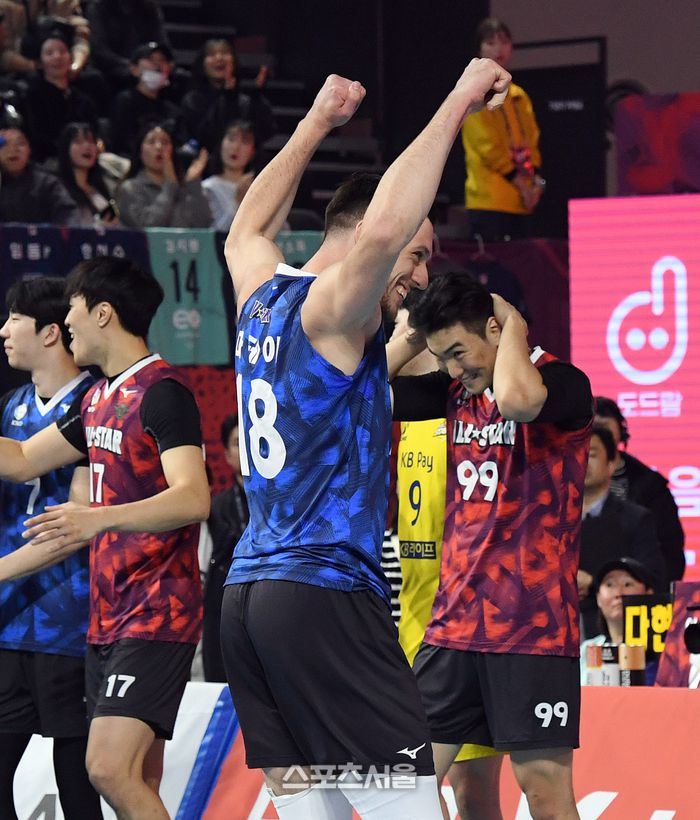 우리카드 마테이가 27일 인천 삼산월드체육관에서 열린 2023-2024 V리그 올스타전에서 스파이크 서브 킹 콘테스트에 참가해 시속 120km를 기록한 뒤 기뻐하고 있다. 마테이는 시속 120km의 기록으로 우승을 차지했다. 2024. 1. 27. 인천 | 박진업 기자 upandup@sportsseoul.com