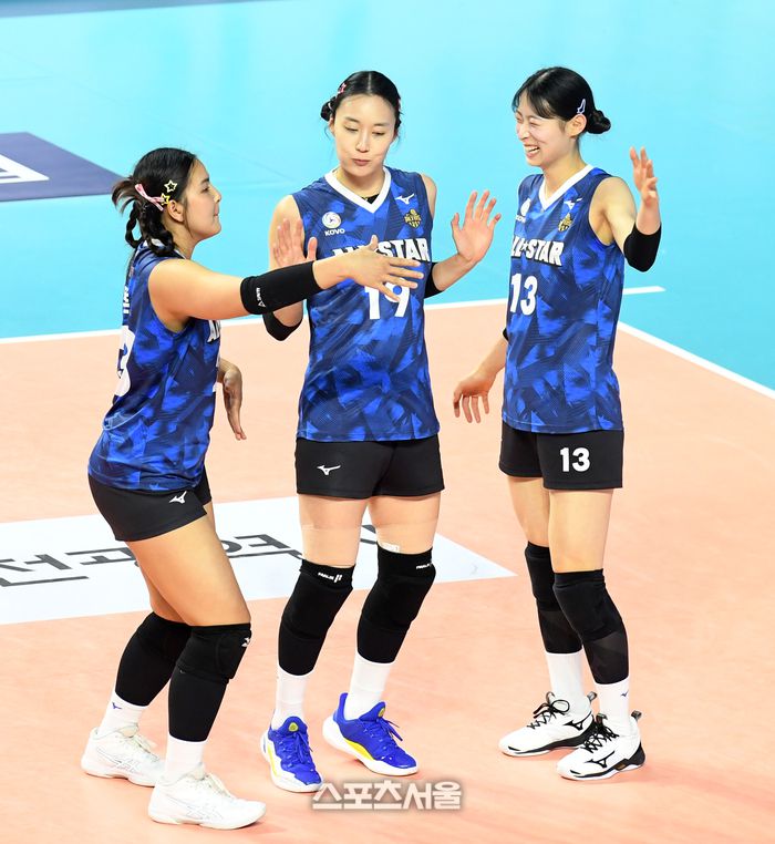 V스타팀의 폰푼(왼쪽)과 표승주(가운데), 최정민이 27일 인천 삼산월드체육관에서 열린 2023-2024 V리그 올스타전에서 함께 춤을 추고 있다. 2024. 1. 27. 인천 | 박진업 기자 upandup@sportsseoul.com