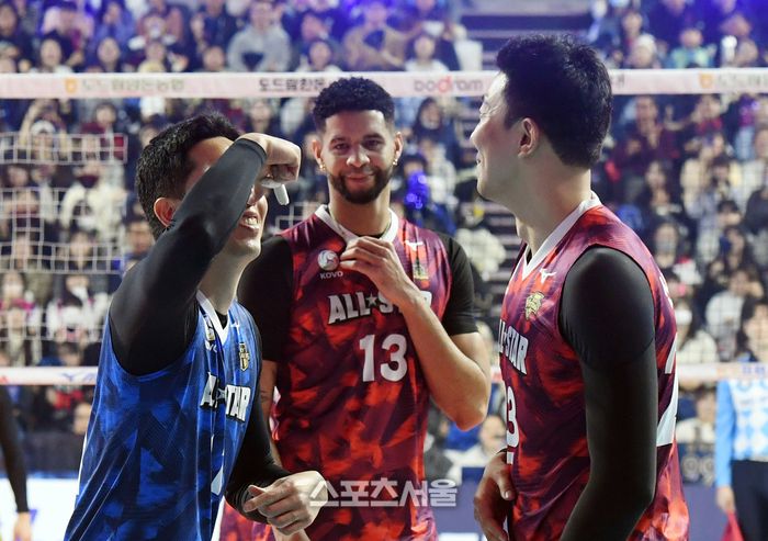 현대캐피탈 최민호(왼쪽)가 27일 인천 삼산월드체육관에서 열린 2023-2024 V리그 올스타전에서 득점을 한 뒤 상대 코트로 넘어가 한국전력 신영석을 도발하고 있다. 2024. 1. 27. 인천 | 박진업 기자 upandup@sportsseoul.com