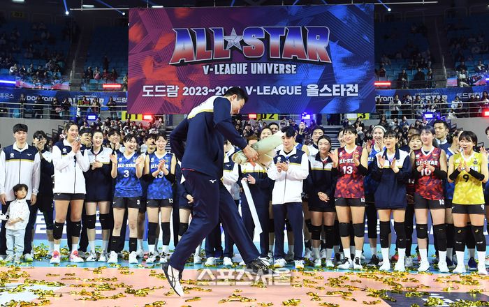 한국전력 신영석이 27일 인천 삼산월드체육관에서 열린 2023-2024 V리그 올스타전에서 세레모니상을 수상한 뒤 슬릭백 춤을 선보이고 있다. 2024. 1. 27. 인천 | 박진업 기자 upandup@sportsseoul.com