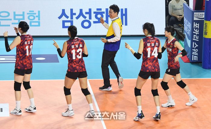 K스타팀의 강성형 감독(가운데)이 27일 인천 삼산월드체육관에서 열린 2023-2024 V리그 올스타전에서 선수 대신 투입되어 득점을 한 뒤 선수들과 함께 춤을 추고 있다. 2024. 1. 27. 인천 | 박진업 기자 upandup@sportsseoul.com