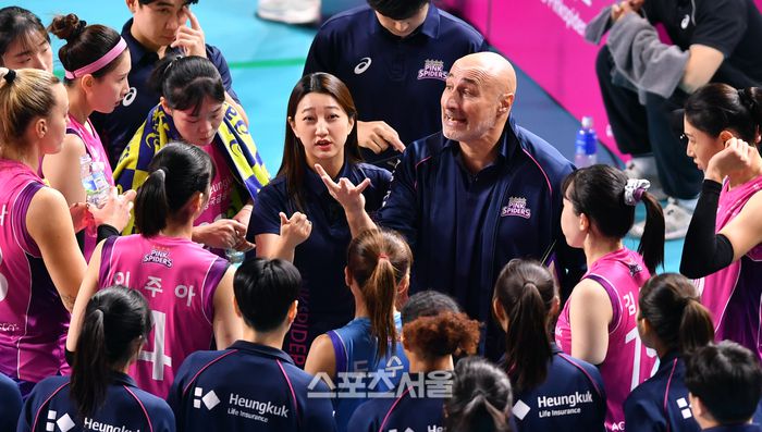 흥국 아본단자 감독이 20일 삼산월드체육관에서 열린 2023-2024 도드람 V리그 여자부 흥국생명과 현대건설의 경기에서 선수들에 작전을 지시하고 있다.  2023.12.20.인천 | 강영조기자 kanjo@sportsseoul.com