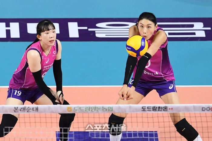 흥국생명 김연경(오른쪽)이 14일 인천 삼산월드체육관에서 열린 2023-2024 V리그 IBK기업은행과 경기에서 서브 리시브를 하고 있다. 2023. 12. 14. 인천 | 박진업기자 upandup@sportsseou.com