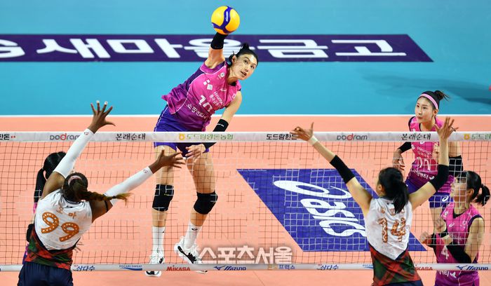 흥국 김연경이 20일 삼산월드체육관에서 열린 2023-2024 도드람 V리그 여자부 흥국생명과 현대건설의 경기에서 현대 블로킹을 압도하며 후위공격을 시도하고 있다.  2023.12.20.인천 | 강영조기자 kanjo@sportsseoul.com