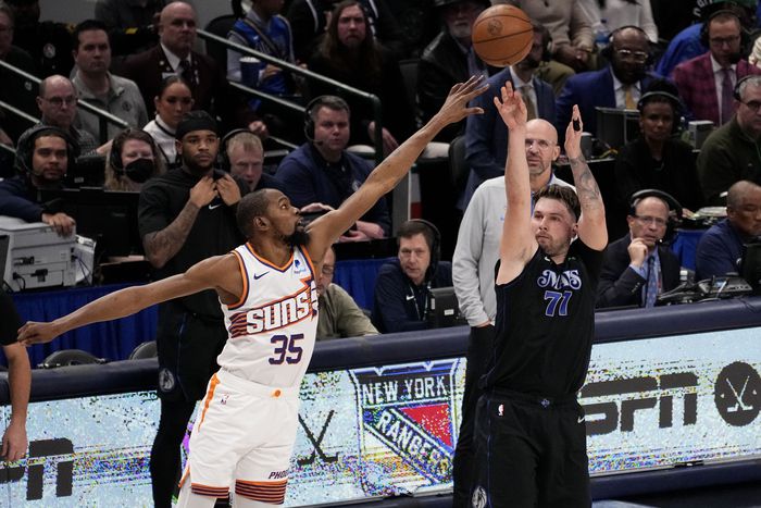 지난 25일 피닉스 선스전에서 케빈 두란트의 마크를 피해 외곽슛을 날리고 있는 루카 돈치치. AP연합뉴스