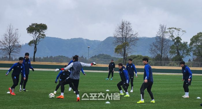 울산HD 선수들이 2차 동계전지훈련지인 일본 가고시마에서 2일 훈련에 집중하고 있다. 가고시마 | 김용일기자