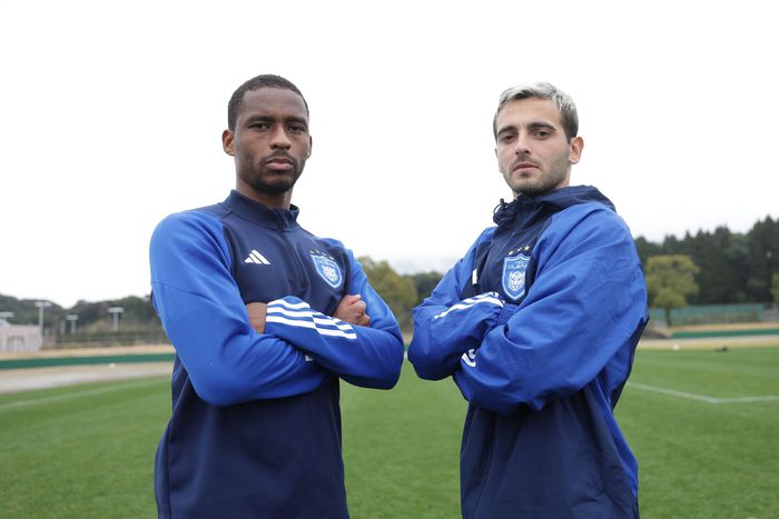 울산HD의 새 브라질 외인 마테우스 살레스(왼쪽)와 켈빈이 지난 2일 일본 가고시마에서 진행 중인 전지훈련에서 포즈를 하고 있다. 사진제공 | 울산HD