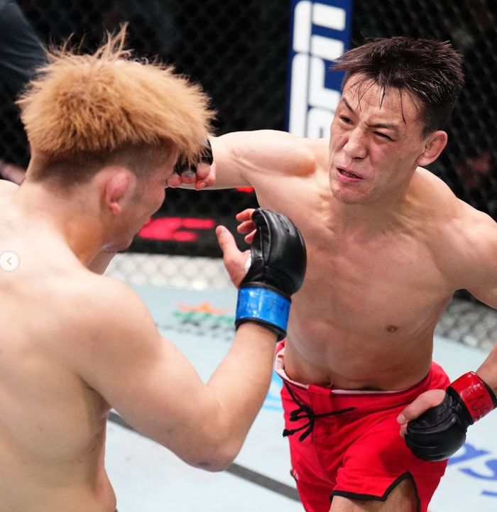 중국의 롱주가 4일 미국 네바다주 라스베이거스 UFC 에이펙스에서 열린 ‘로드 투 UFC’ 시즌 2 라이트급 결승에서 승리해 UFC에 입성했다. 사진 | UFC 코리아