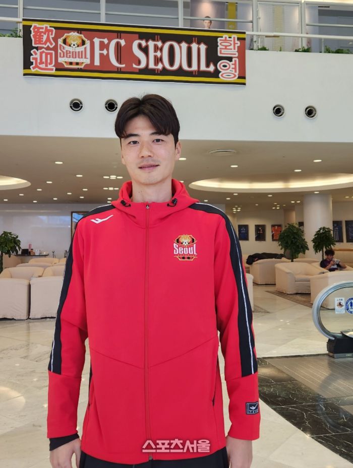 기성용이 5일 일본 가고시마 선수단 호텔에서 스포츠서울 카메라를 향해 웃고 있다. 가고시마 | 김용일 기자