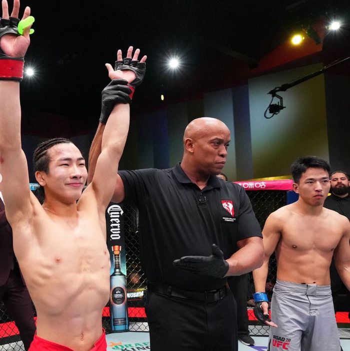 일본의 츠루야 레이(왼쪽)가 4일 미국 네바다주 라스베이거스 UFC 에이펙스에서 열린 ‘로드 투 UFC’ 시즌 2 플라이급 결승에서 승리해 UFC에 입성했다. 사진 | UFC 코리아