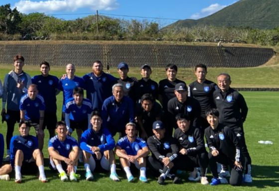 울산HD 동계전지훈련 인스트럭터로 합류한 육상 지도자 와세다 대학교 스포츠과학학술원 이소 시게오(왼쪽 가운데 줄 세 번째) 교수가 선수들과 사진촬영하고 있다. 사진제공 | 울산HD