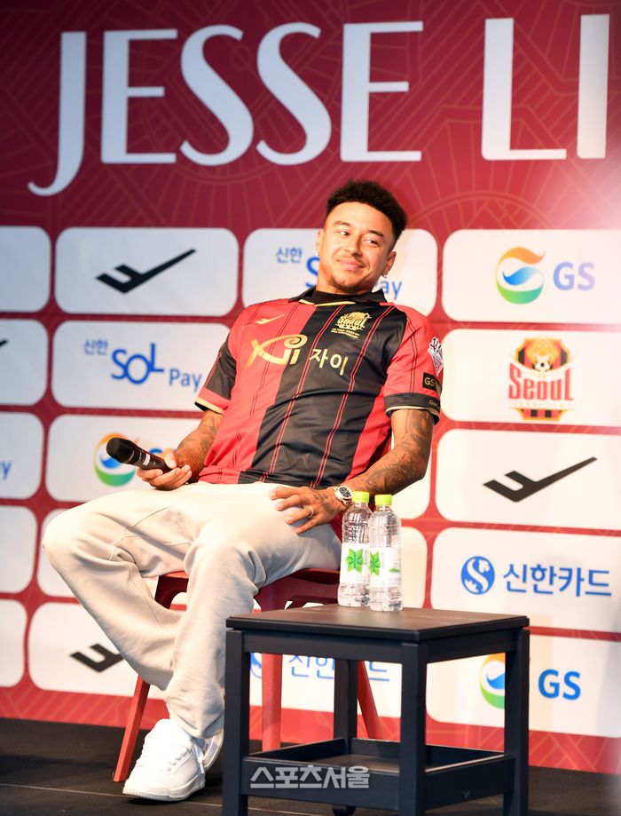 전격적으로 K리그 FC서울과 계약을 체결한 제시 린가드가 8일 서울월드컵경기장에서 기자회견을 통해 입단소감을 밝히고 있다. EPL 맨체스터유나이티드 출신인 제시 린가드는 자유계약신분으로  바르셀로나부터 사우디아라비아, 터키, 웨스트햄 등 여러 팀들과 이적설이 돌았지만 최종 종착지는 K리그 FC서울로 결정이 되며 축구팬들의 관심을 증폭시키고 있다.  2024.02.08.상암 | 강영조 기자 kanjo@sportsseoul.com