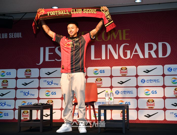 전격적으로 K리그 FC서울과 계약을 체결한 제시 린가드가 8일 서울월드컵경기장에서 기자회견을 통해 입단소감을 밝히고 있다. EPL 맨체스터유나이티드 출신인 제시 린가드는 자유계약신분으로  바르셀로나부터 사우디아라비아, 터키, 웨스트햄 등 여러 팀들과 이적설이 돌았지만 최종 종착지는 K리그 FC서울로 결정이 되며 축구팬들의 관심을 증폭시키고 있다.  2024.02.08.상암 | 강영조 기자 kanjo@sportsseoul.com