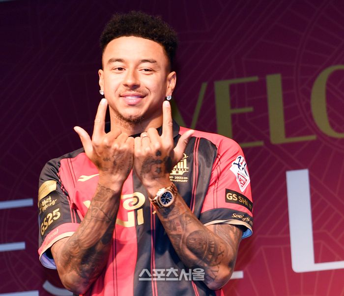 전격적으로 K리그 FC서울과 계약을 체결한 제시 린가드가 8일 서울월드컵경기장에서 기자회견을 통해 입단소감을 밝히고 있다. EPL 맨체스터유나이티드 출신인 제시 린가드는 자유계약신분으로  바르셀로나부터 사우디아라비아, 터키, 웨스트햄 등 여러 팀들과 이적설이 돌았지만 최종 종착지는 K리그 FC서울로 결정이 되며 축구팬들의 관심을 증폭시키고 있다.  2024.02.08.상암 | 강영조 기자 kanjo@sportsseoul.com