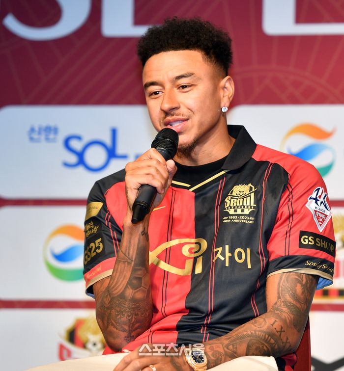 전격적으로 K리그 FC서울과 계약을 체결한 제시 린가드가 8일 서울월드컵경기장에서 기자회견을 통해 입단소감을 밝히고 있다. EPL 맨체스터유나이티드 출신인 제시 린가드는 자유계약신분으로  바르셀로나부터 사우디아라비아, 터키, 웨스트햄 등 여러 팀들과 이적설이 돌았지만 최종 종착지는 K리그 FC서울로 결정이 되며 축구팬들의 관심을 증폭시키고 있다.  2024.02.08.상암 | 강영조 기자 kanjo@sportsseoul.com