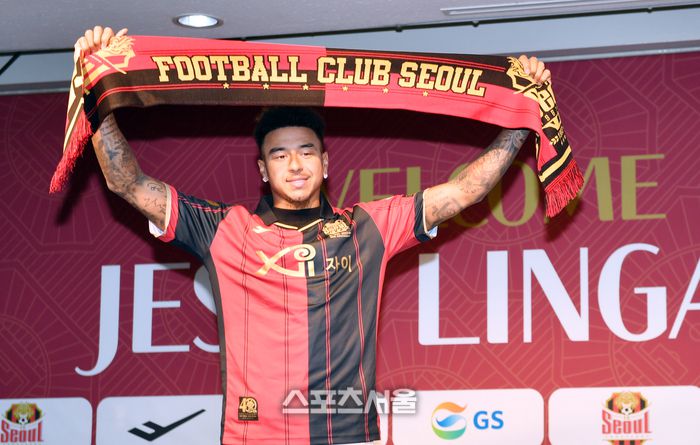 전격적으로 K리그 FC서울과 계약을 체결한 제시 린가드가 8일 서울월드컵경기장에서 기자회견을 통해 입단소감을 밝히고 있다. EPL 맨체스터유나이티드 출신인 제시 린가드는 자유계약신분으로  바르셀로나부터 사우디아라비아, 터키, 웨스트햄 등 여러 팀들과 이적설이 돌았지만 최종 종착지는 K리그 FC서울로 결정이 되며 축구팬들의 관심을 증폭시키고 있다.  2024.02.08.상암 | 강영조 기자 kanjo@sportsseoul.com