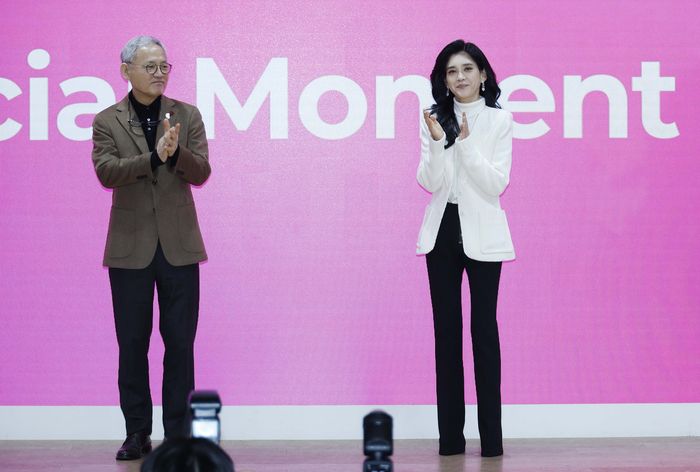 유인촌 문화체육관광부 장관과 이부진 한국방문의해위원장이 지난달 11일 서울 중구 온드림 소사이어티에서 열린 ‘2024 코리아그랜드세일 개막식’에서 개막 세리머니를 마친 뒤 박수를 치고 있다. 사진 | 연합뉴스