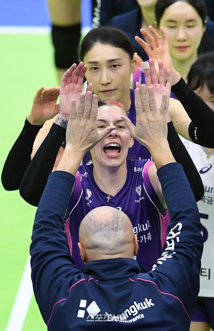 흥국생명 김연경(위)과 윌로우가 12일 수원체육관에서 열린 2023-2024 V리그 여자부 현대건설과 경기에서 세트 스코어 3-0으로 승리한 뒤 아본단자 감독과 하이파이브를 하며 기뻐하고 있다. 2024. 2. 12. 수원 | 박진업 기자 upandup@sportsseoul.com