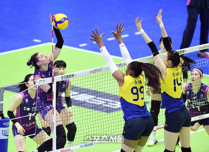 흥국생명 윌로우(왼쪽)이 12일 수원체육관에서 열린 2023-2024 V리그 여자부 현대건설과 경기에서 스파이크 공격을 하고 있다. 2024. 2. 12. 수원 | 박진업 기자 upandup@sportsseoul.com
