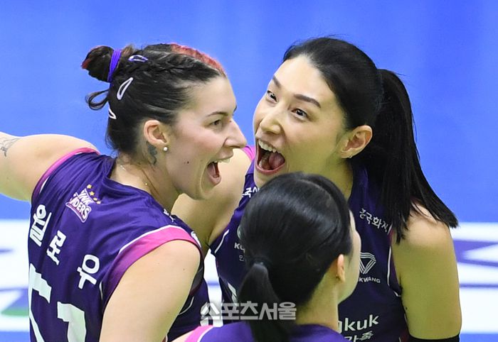 흥국생명 김연경(오른쪽)이 12일 수원체육관에서 열린 2023-2024 V리그 여자부 현대건설과 경기에서 윌로우의 득점에 함께 기뻐하고 있다. 2024. 2. 12. 수원 | 박진업 기자 upandup@sportsseoul.com