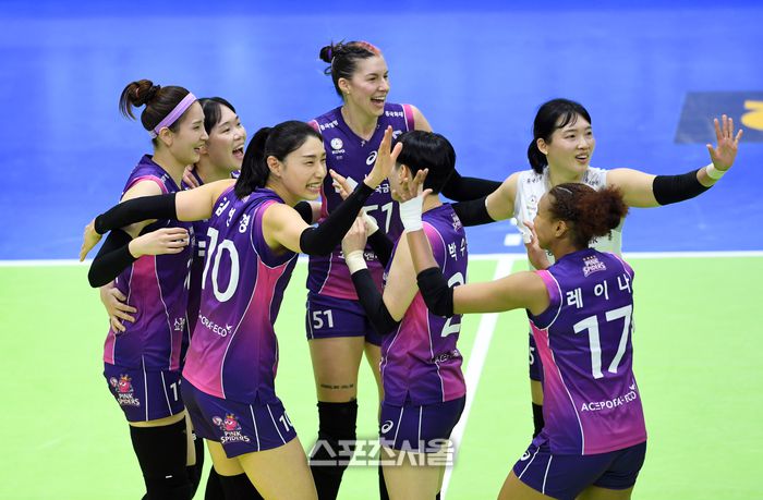 흥국생명 선수들이 12일 수원체육관에서 열린 2023-2024 V리그 여자부 현대건설과 경기에서 세트 스코어 3-0으로 승리한 뒤 함께 기뻐하고 있다. 2024. 2. 12. 수원 | 박진업 기자 upandup@sportsseoul.com