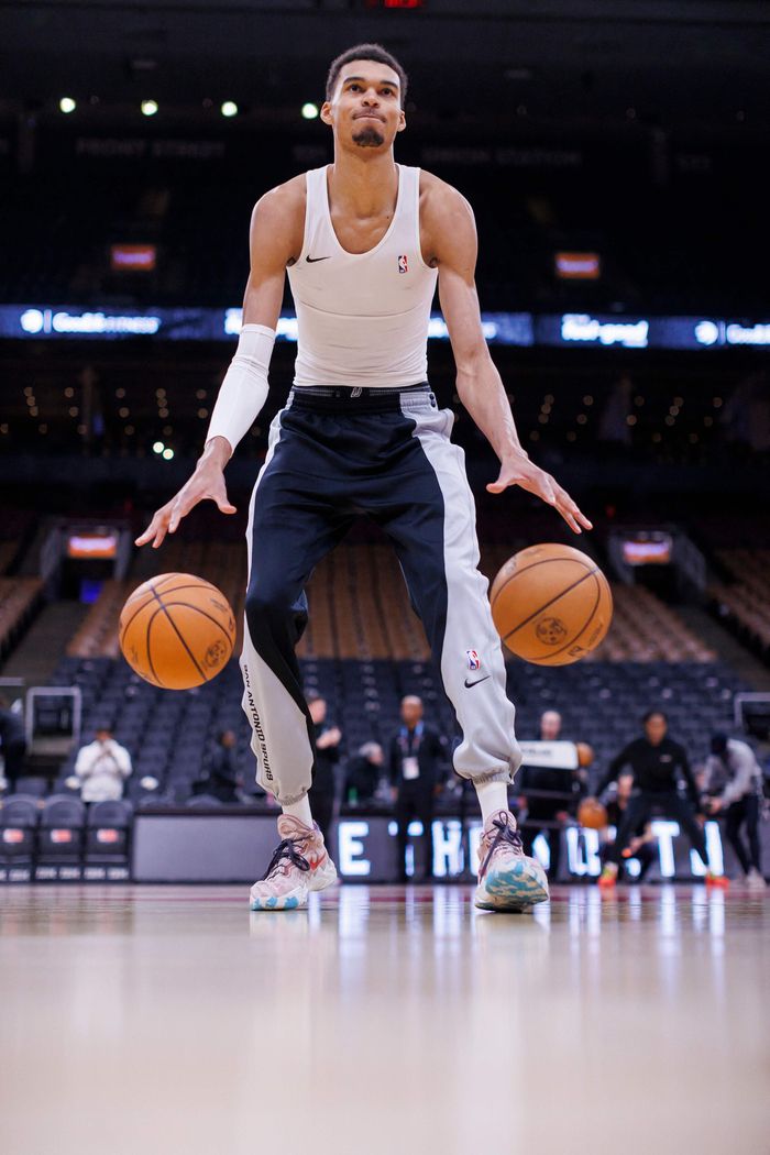 지난 12일 캐나다 토론토 스코샤뱅크 아레나에서 열린 토론토 랩터스와 NBA 경기에 앞서 샌안토니오 스퍼스의 1번 빅터 웸바니야마가 워밍업을 하고 있습니다. 팔이 얼마나 긴지 알 수 있다. 토론토 | AFP연합뉴스