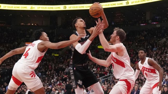 프랑스 출신인 웸반야마(20·샌안토니오)는 지난 13일(한국시간) 캐나다 토론토 스코샤뱅크 아레나에서 열린 토론토 랩터스와 경기에서 27점, 14리바운드, 10블록슛으로 트리플더블을 달성했다. 토론토 | AP연합뉴스