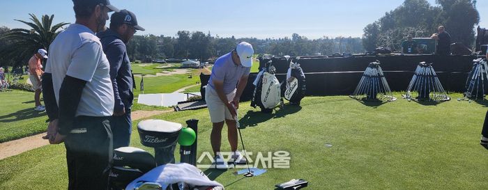 반바지 차림의 김주형이 보조 도구를 놓고 퍼트를 연습하고 있다. 퍼시픽 팰레세이즈=문상열전문기자