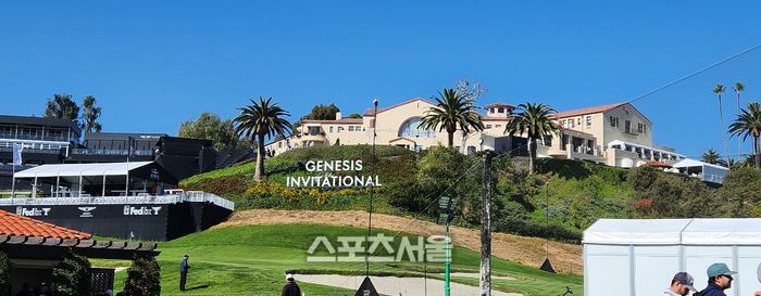 리비에라 컨트리 클럽의 상징물 클럽하우스 아래 제네시스 인비테이셔널 로고가 선명하다. 퍼시픽 팰러세이즈=문상열전문기자