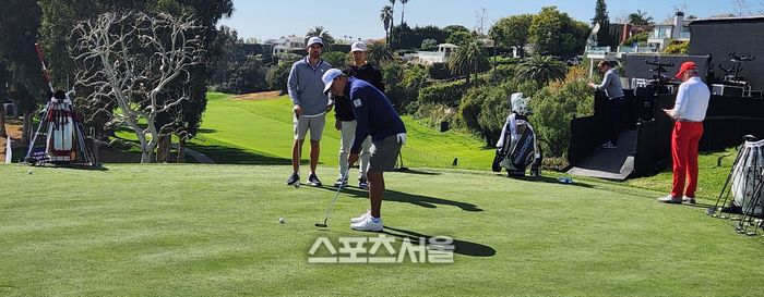지난주 피닉스오픈에서 12언더파 공동 12위를 마크한 김시우가 리비에라 컨트리클럽 연습 그린에서 퍼트 연습을 하고 있다. 퍼시픽 팰레세이즈=문상열전문기자