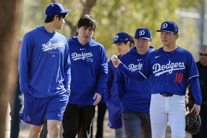 LA다저스 오타니 쇼헤이(왼쪽)와 야마모토 요시노부(오른쪽)가 11일 피닉스 카멜백 랜치에서 봄 훈련 야구 훈련 중 클럽하우스로 돌아가고 있다. 피닉스 | AP연합뉴스
