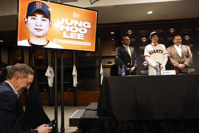 이정후(가운데)가 지난해 12월 미국 캘리포니아주 샌프란시스코 오라클 파크에서 샌프란시스코 자이언츠 파르한 자이디 사장(왼쪽), 스캇 보라스 에이전트(오른쪽)과 함께 입단식에 임하고 있다.  샌프란시스코|EPA연합뉴스