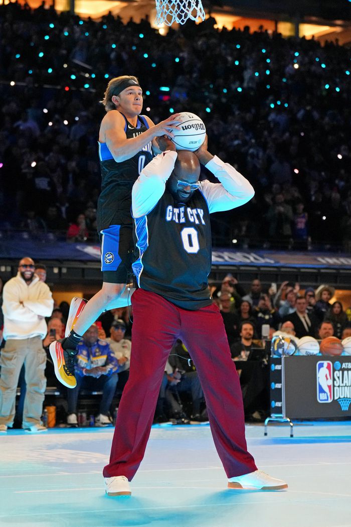 17일(현지시간) 미국 인디애나폴리스 루카스 오일 스타디움에서 열린 NBA 올스타 슬램덩크 대회에서 맥 맥클렁(25·오세올라)이 전 농구선수 샤킬 오닐을 상대로 덩크슛을 시도하고 있다.  마이애미 | USA투데이 연합뉴스