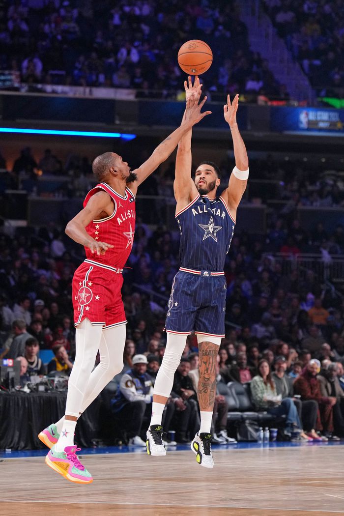 NBA 올스타 동부 올스타인 보스턴 셀틱스 포워드 제이슨 테이텀이 서부 올스타 피닉스 선즈 포워드 케빈 듀란트를 상대로 슛을 하고 있다. 인디애나 | USA투데이 연합뉴스