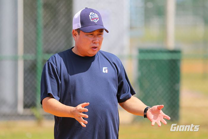 롯데 김태형 감독이 지난 1일 괌 스프링캠프에서 선수들에 지시사항을 설명하고 있다. 사진 | 롯데 자이언츠