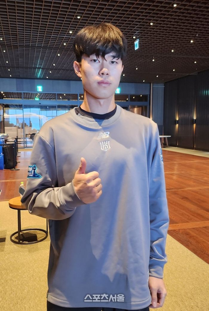 KT 신인 투수 원상현이 부산 기장군 스프링캠프에서 인터뷰를 한 후 기념촬영을 하고 있다. 기장=김민규기자 kmg@sportsseoul.com