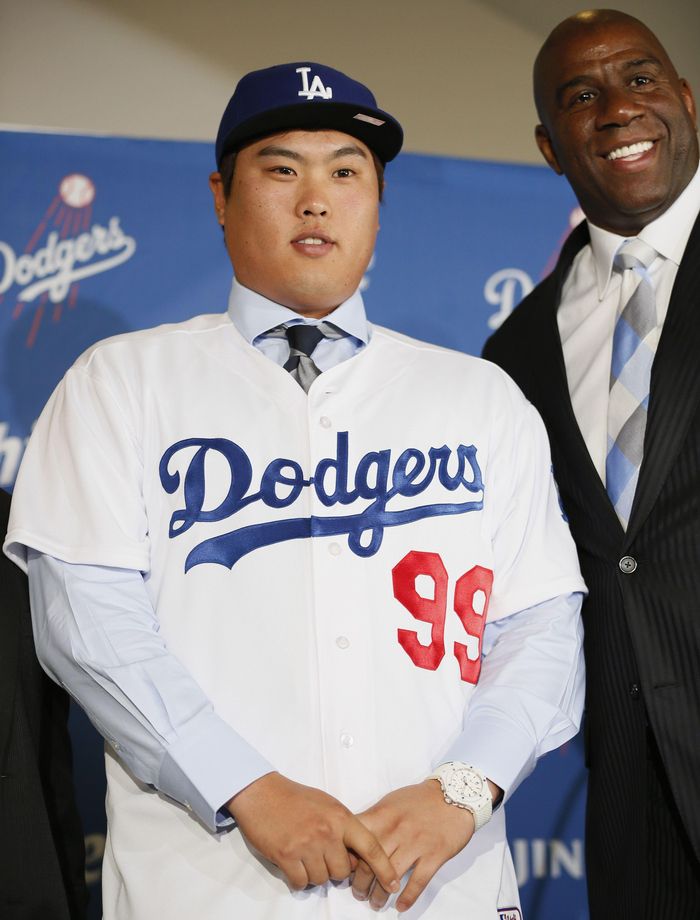 2012년 12월10일(현지시간) LA 다저스에서 입단식을 가진 류현진. AP연합뉴스.
