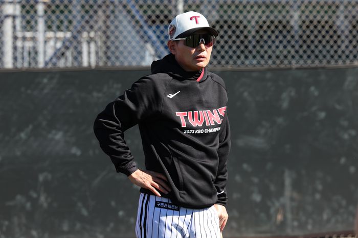 LG 염경엽 감독이 미국 애리조나 스코츠데일에서 진행 중인 스프링캠프에서 선수들의 훈련을 지켜보고 있다. 사진 | LG 트윈스