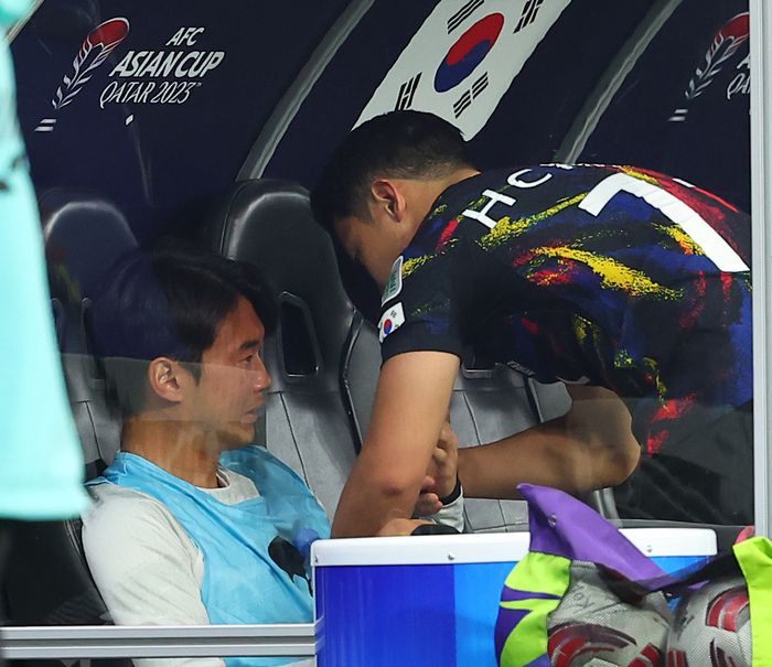카타르 알라이얀 아흐마드 빈 알리 스타디움 열린 2023 아시아축구연맹(AFC) 아시안컵 4강전 한국과 요르단 경기가 끝난 뒤 황희찬이 눈물을 흘리고 있는 김진수를 위로하고 있다. 연합뉴스