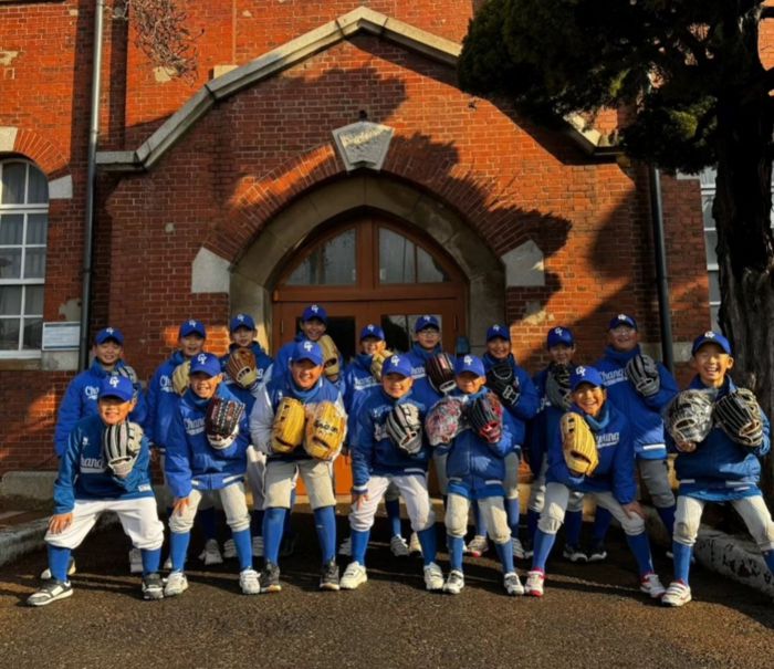 류현진이 창영초를 방문한 뒤 글러브를 선물로 주고 갔다. 사진은 류현진의 글러브를 인증한 창영초 야구부 학생들. 사진 | 창영초 SNS.