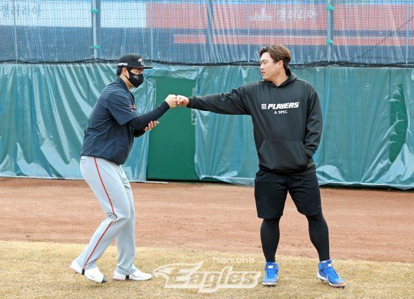 한화 문동주(왼쪽)가 2022년 3월1일 서산에서 훈련을 마치고 류현진과 주먹을 맞대고 있다. 사진 | 한화 이글스