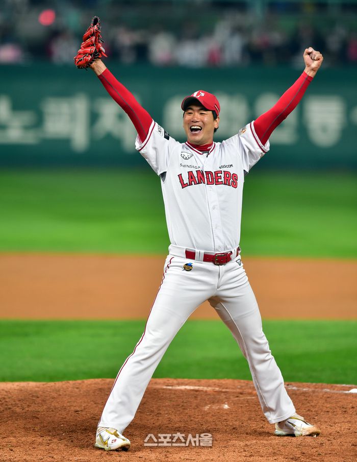 SSG 김광현이 2022 KBO리그 한국시리즈 우승을 확정한 후 두 팔을 치켜들며 환호하고 있다. 문학 | 강영조기자kanjo@sportsseoul.com