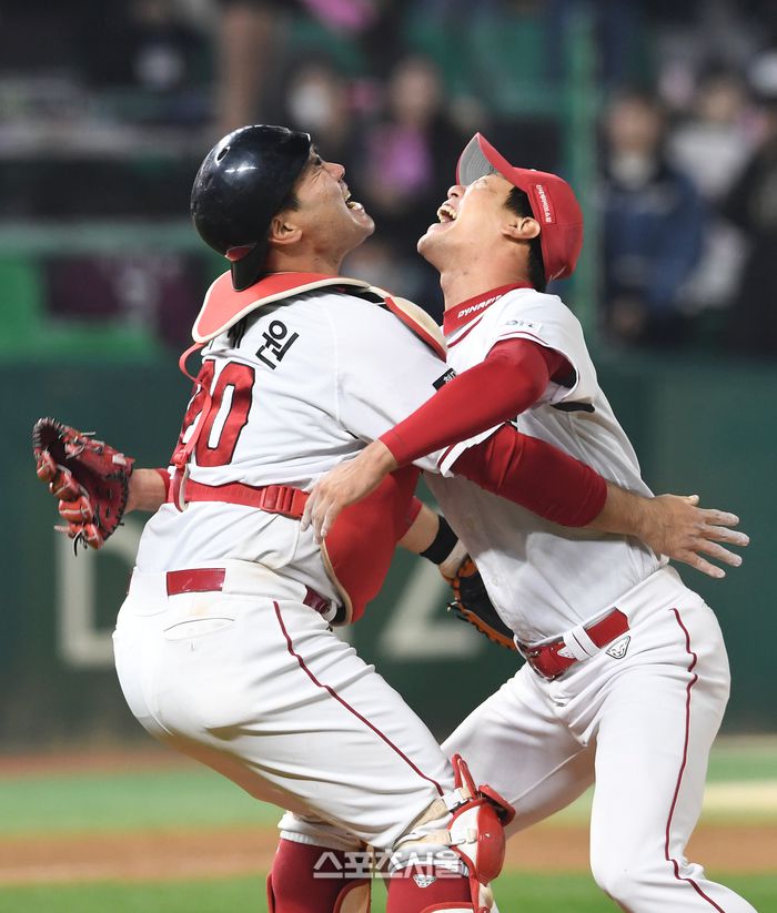 SSG 김광현(오른쪽)과 포수 이재원이 2022 KBO 한국시리즈 우승을 차지한 후 포옹하며 기뻐하고 있다. 문학 | 박진업기자 upandup@sportsseoul.com