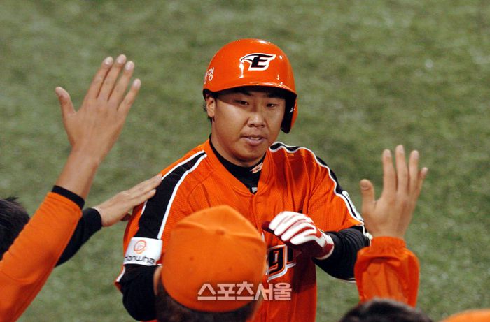 2007년 5월3일 6회초 무사 만루에서 삼성 선발 브라운으로부터 만루홈런을 뺏어낸 한화 5번 이범호가 동료들과 하이파이브를 나누고 있다. 대구 | 강영조기자. kanjo@sportsseoul.com