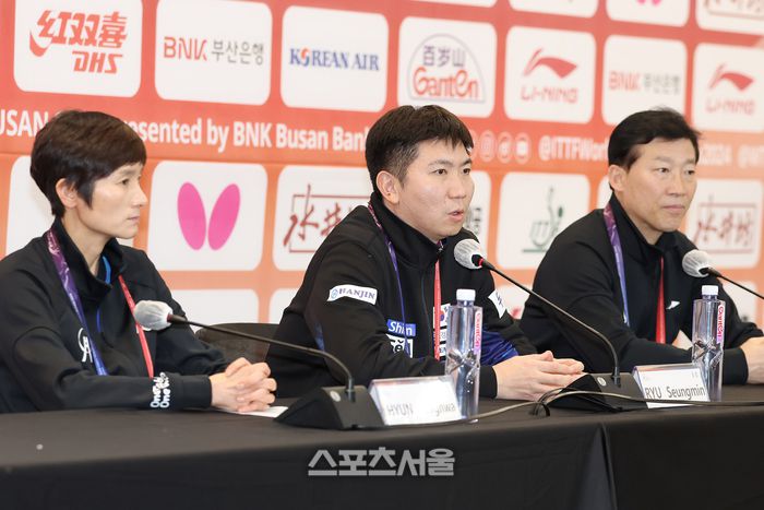 현정화(왼쪽부터) 유승민 김택수 등 한국 탁구 레전드 3인방이 24일 오후 2024 부산세계탁구선수권대회 미디어센터에서 기자회견을 하고 있다. 이들은 이번 대회조직위원회 핵심 3인방이다. 각각 집행위원장, 공동위원장, 사무총장을 맡고 있다. 대회조직위원회