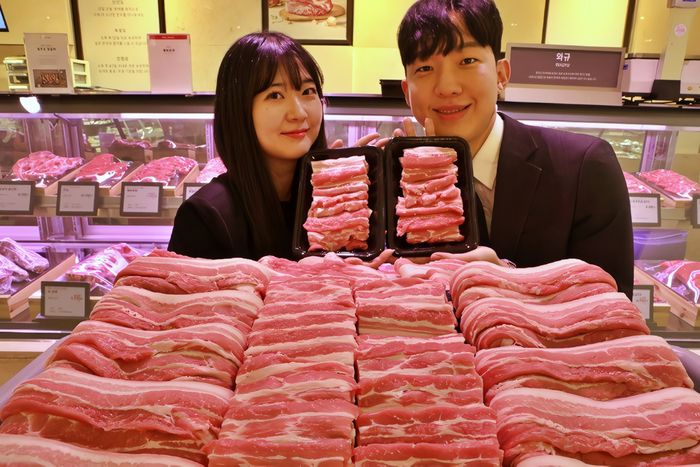 본점 지하1층 식품관에서 ‘제주돼지 삼겹살’을 홍보하는 모델들. 사진 | 롯데백화점