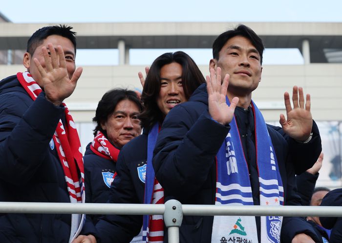 지난 8일 울산 남구 일대에서 프로축구 K리그1 2연패를 달성한 울산 HD(옛 울산 현대)의 카퍼레이드가 열린 가운데 홍명보 감독과 주장 김기희, 조수혁 등 선수들이 팬에게 손을 흔들고 있다. 울산 | 연합뉴스