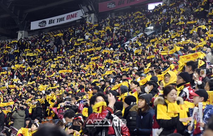 LG 트윈스 팬들이 13일 잠실구장에서 열린 2023 KBO리그 KT 위즈와 한국시리즈 5차전에서 열정적인 응원을 하고 있다. 2023. 11. 13. 잠실 | 박진업기자 upandup@sportsseoul.com