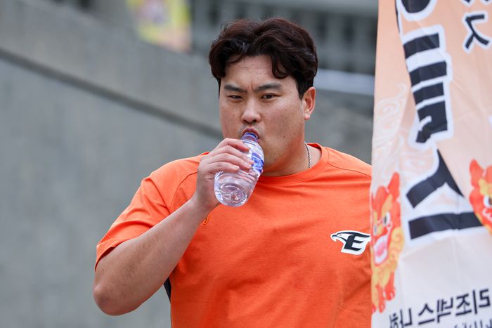 류현진이 지난 23일 일본 오키나와현 고친다 구장에서 열린 한화 이글스 2차 스프링캠프 훈련에서 불펜피칭을 마치고 물을 마시고 있다. 오키나와 | 연합뉴스